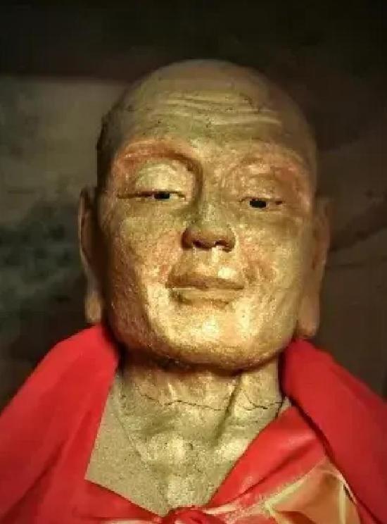 时间仿佛拉回到1996年的深秋，山西绵山秋意浓裹细雨迷蒙；一名劳心过力的村民偶然