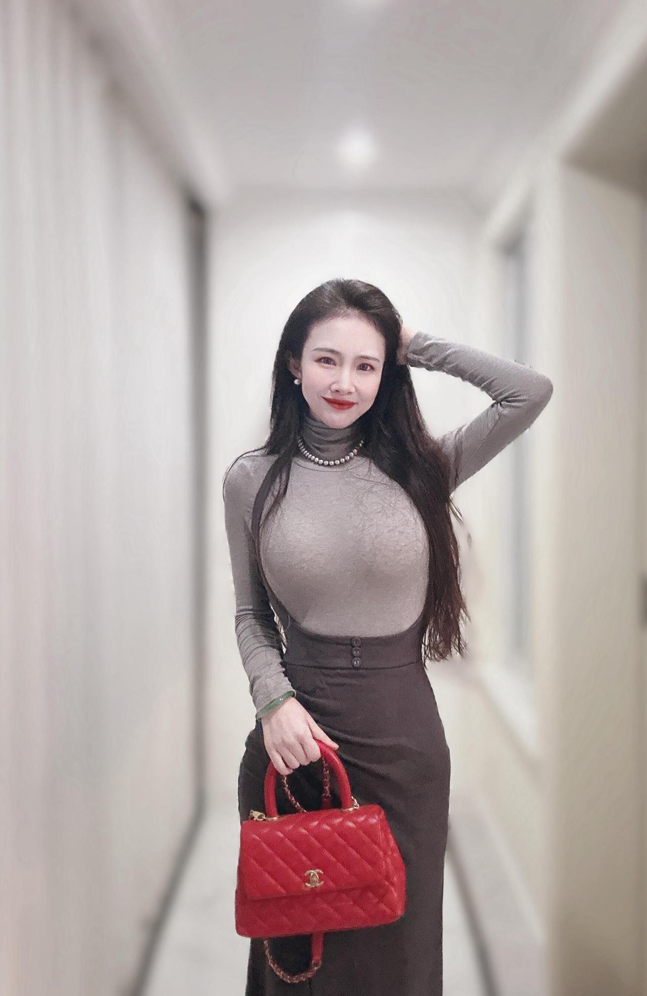 这衣服穿着是不是有点太浮夸了[笑哭]超级敢穿搭 紧身衣服穿搭 穿点不一样  好身