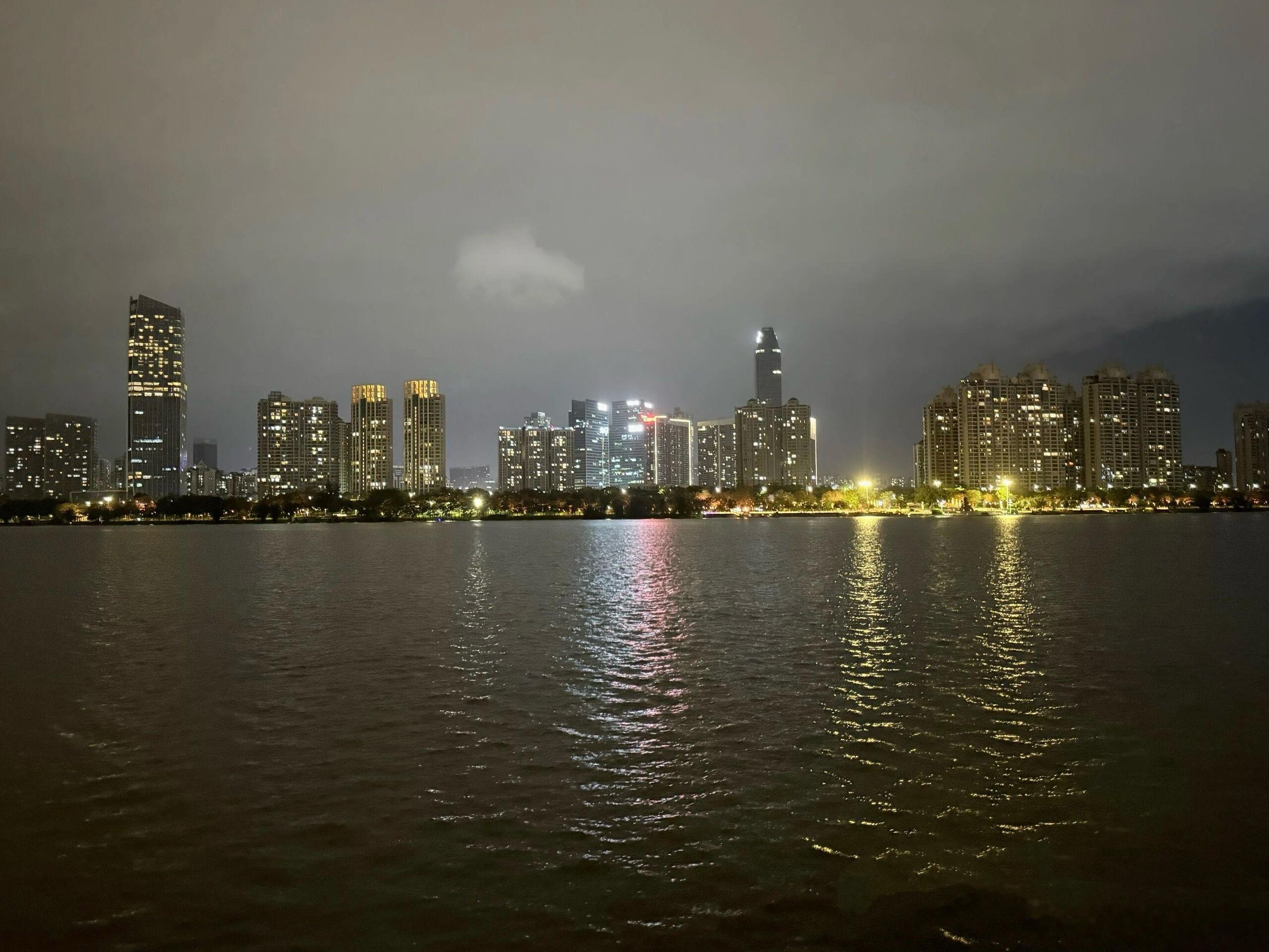 括苍山中夜读李贺诗·默斋主人原创七律空谷幽魂欲唤生，残灯如豆石烟青。千年山魅吟边