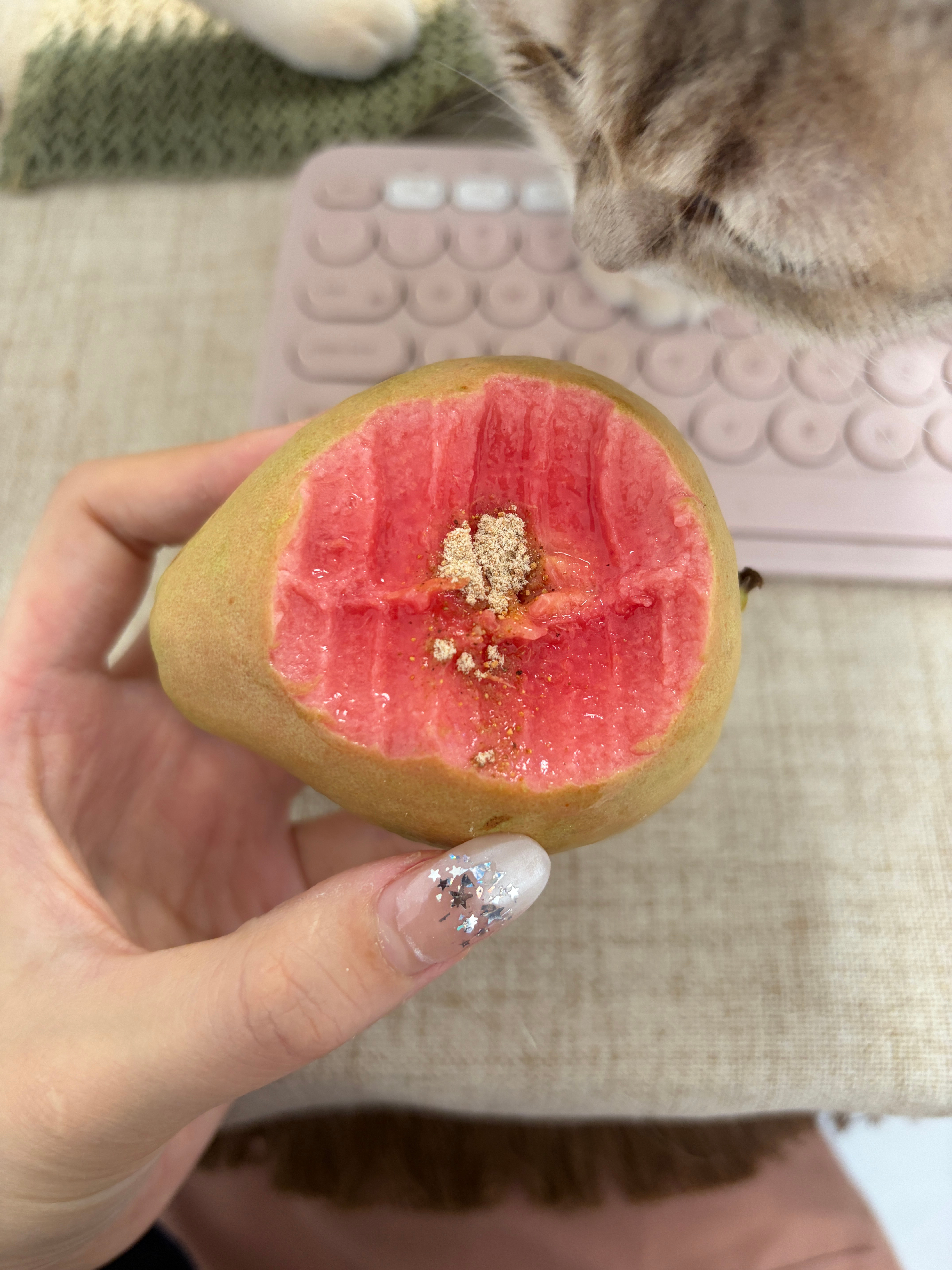 我橱窗里这个芭乐真的特别特别好吃啊吃起来就跟冰淇淋的口感一样！！！也不用削皮 直