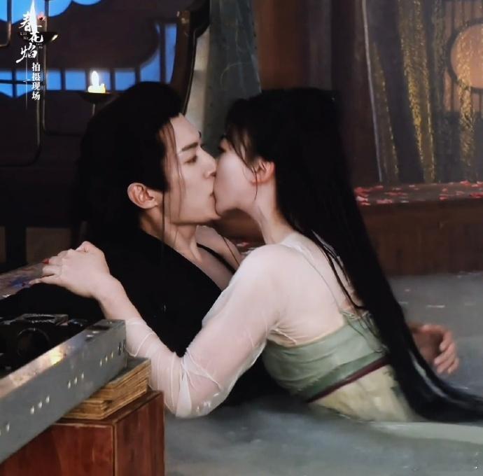 #春花焰第一集就亲了# 在春花焰这部剧里面吴谨言和刘学义他俩的浴池吻戏也太刺激了
