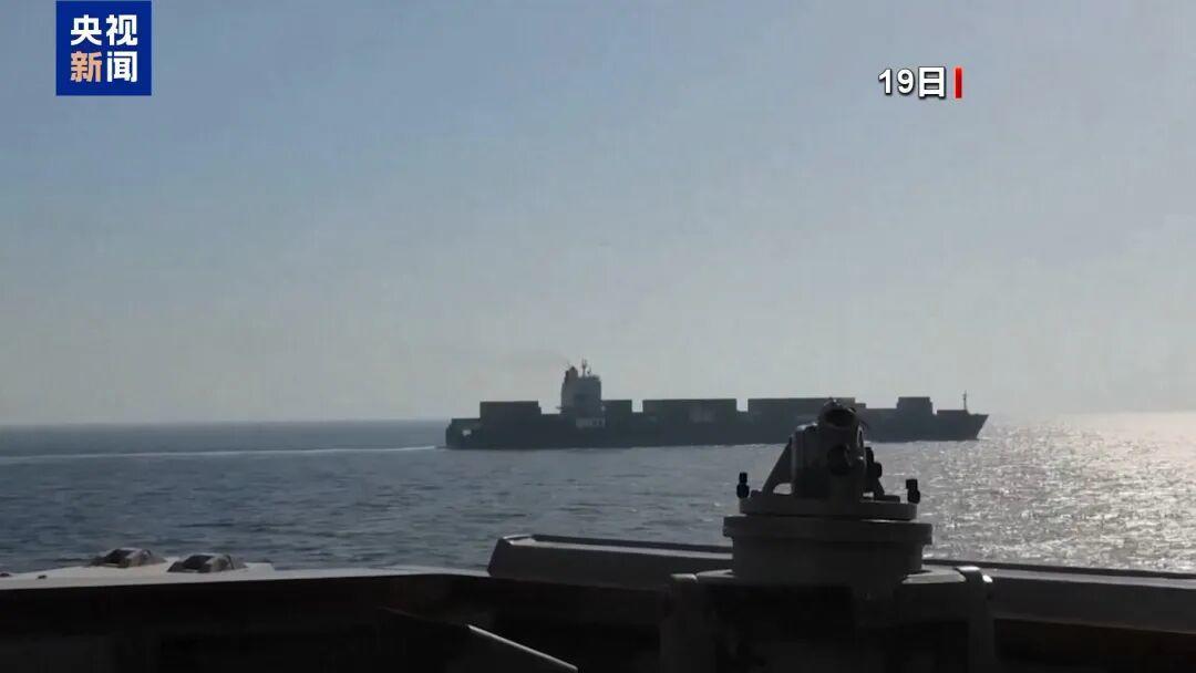 这两天霍尔木兹海峡附近发生的一幕，真的把美国的霸权嘴脸暴露得一览无余！
美军直接