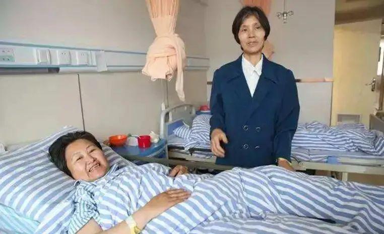 东北姑娘因出车祸变成植物人，被家人放弃扔在医院，女护工无偿照顾17年。那么，这其