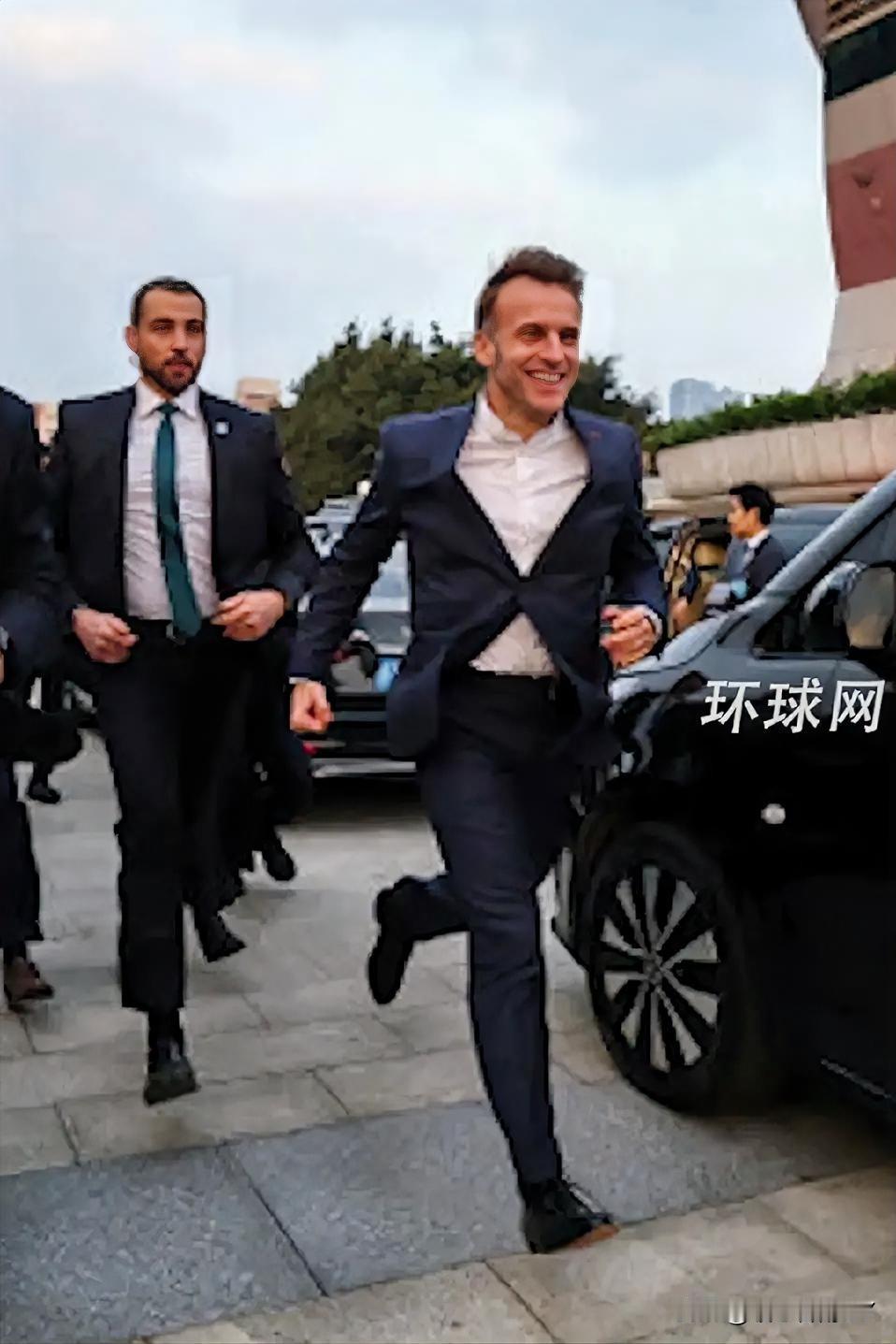 就像普通人出行总有留有未尽性之处，这份坦诚反而拉近了与大众的距离。

从外交的角