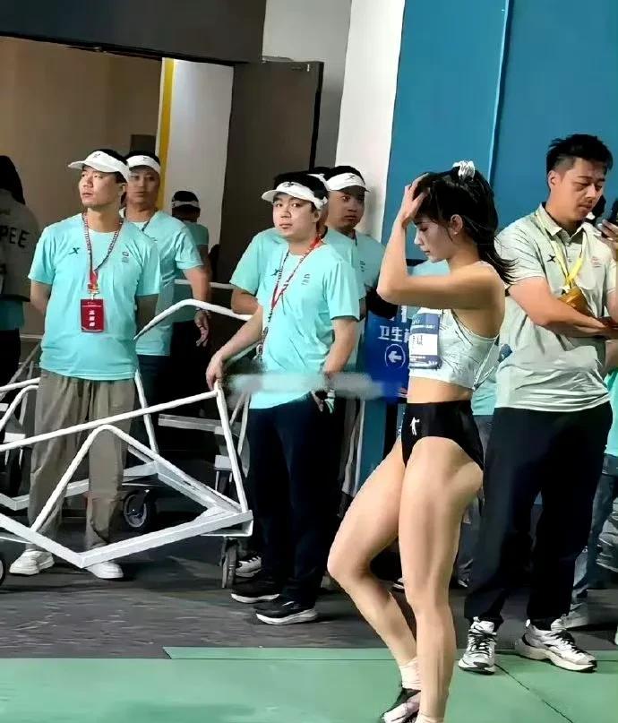 夏思凝的腿，看起来比吴艳妮粗了。
不是练多了，是练对了。
她刚从美国尤金回来，6