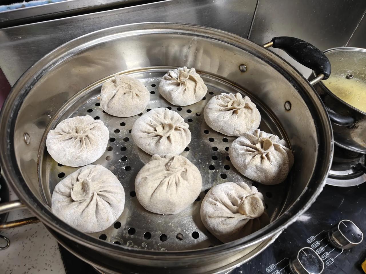 呲牙咧嘴总算包完了，包了四次，包几个再挪步到床上，躺一会儿，休息一会儿，再爬起来