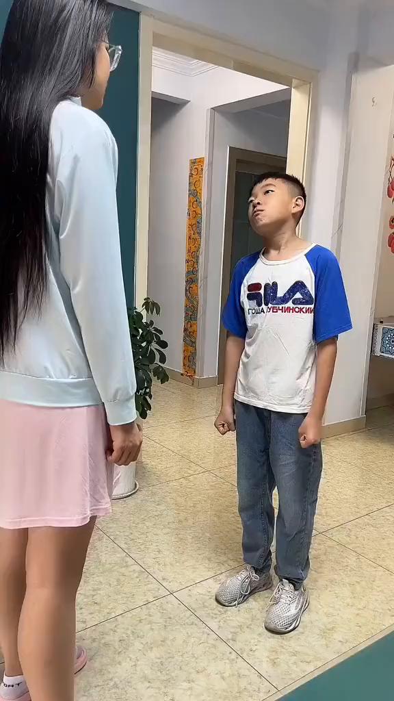 打他。