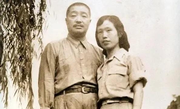 1969年，病重的贺龙，大便一直解不出来，痛苦不堪。这时，薛明就将肥皂水含在嘴里