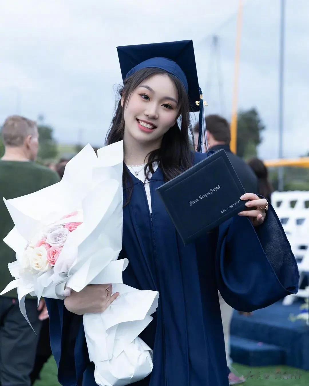 中国女篮新星王芙蕖上周从塞拉峡谷高中毕业，今天在个人社媒晒出多张毕业典礼照片。
