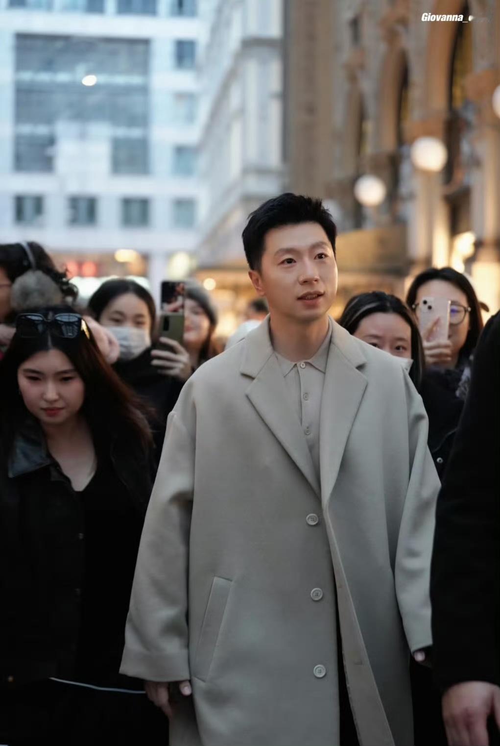 没人告诉我马龙穿大衣这么帅  马龙真的帅出新高度，米白色大衣温柔又风度翩翩，期待