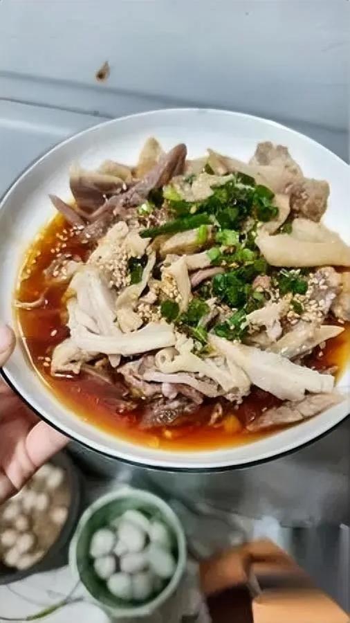 凌晨3点喝水救了他一命！

看完吓出冷汗……

我朋友半夜突感心口闷堵，老婆以为