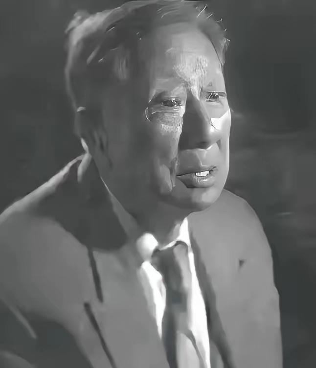 1942年，一名伪军师长派人送给粟裕一把伞，粟裕疑惑地打开伞一看，里面竟藏了一张