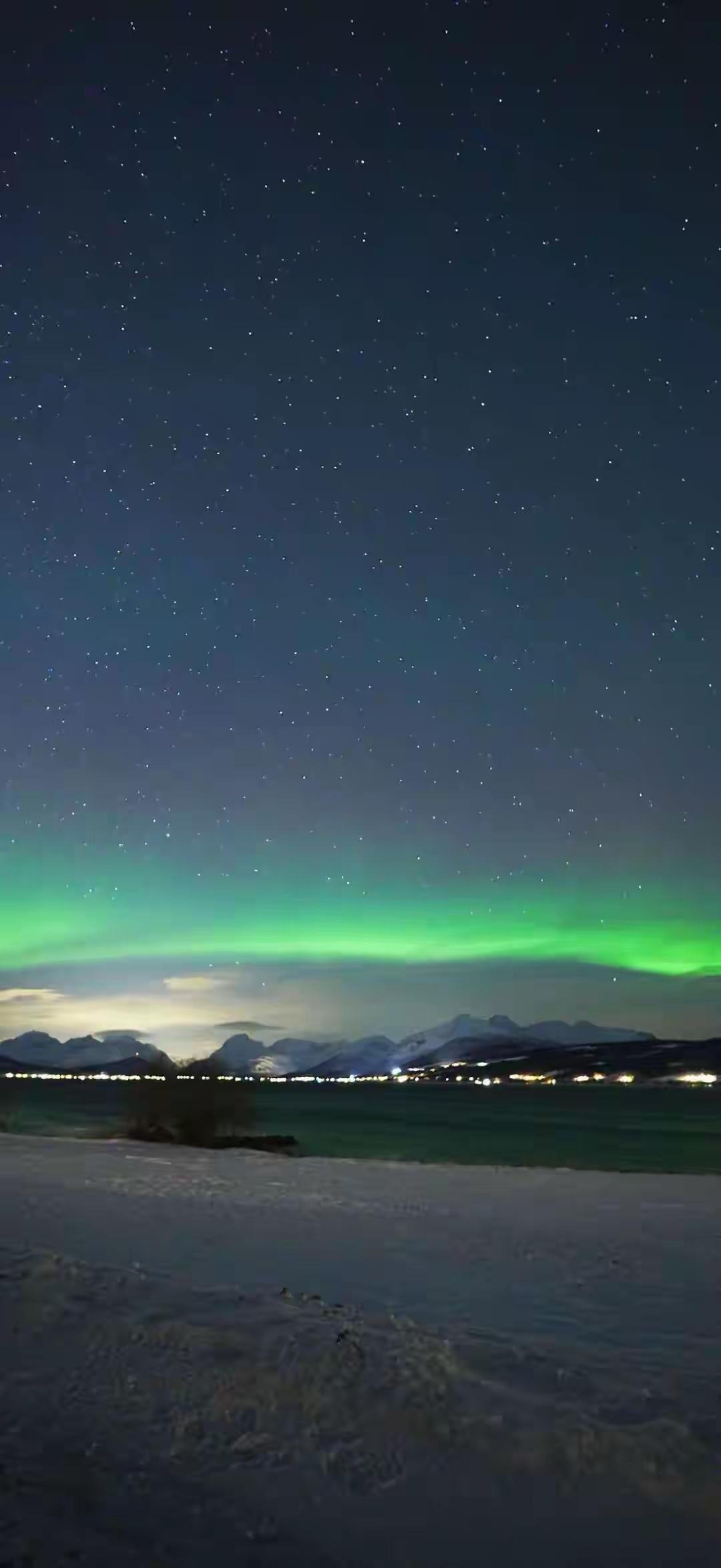 在江湖的悠悠岁月里，有一座名叫“凌云城”的小镇。这里表面上宁静祥和，实则暗流涌动