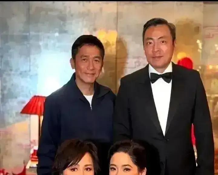 2.3亿人在看的背影照
 
不是精修大片，是梁朝伟端着纸杯，王菲素颜坐在旧木椅，