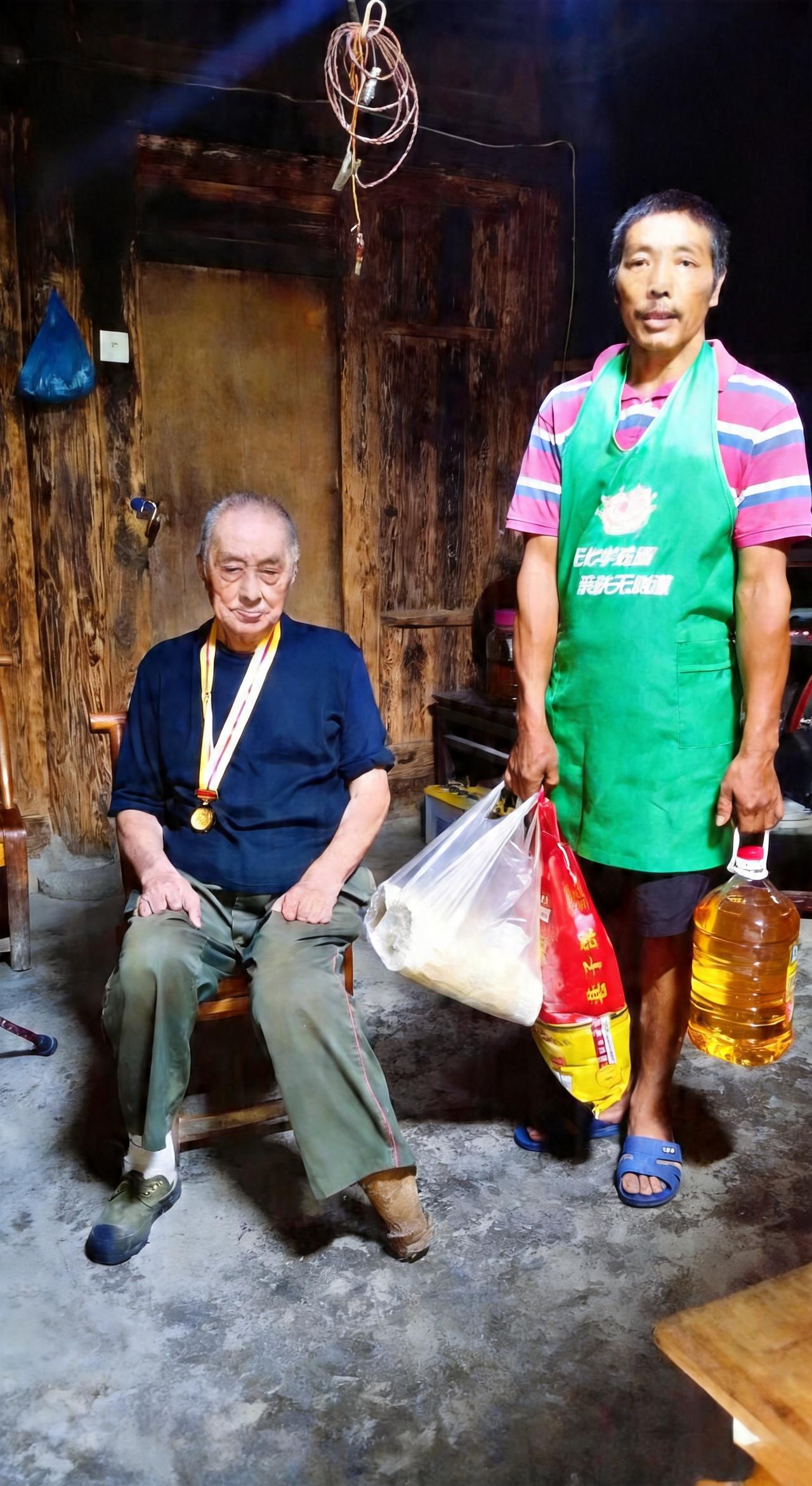 这是二零二三年志愿者在深山中寻得抗战老兵郭学杨，老人残缺的身躯令人无比心痛。他左