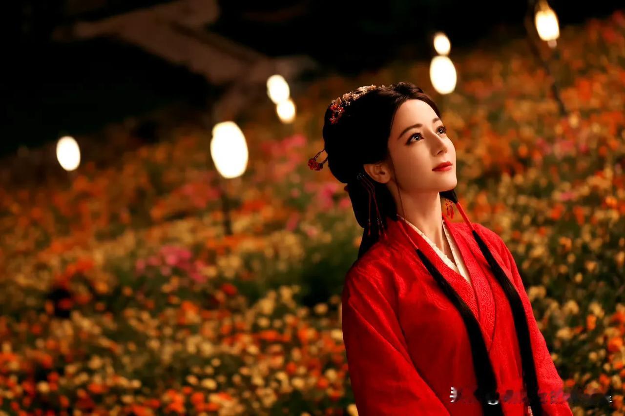 迪丽热巴[超话]🏮迪丽热巴贺思慕 夜幕灯火璀璨，繁花如海醉人心扉，灵主大人@D