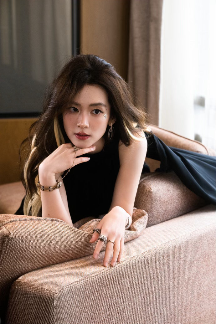 陈昊宇泡泡岛舞台陈昊宇也是在家门口唱上了 福州囡囡陈昊宇终于在家门口开唱了。泡泡