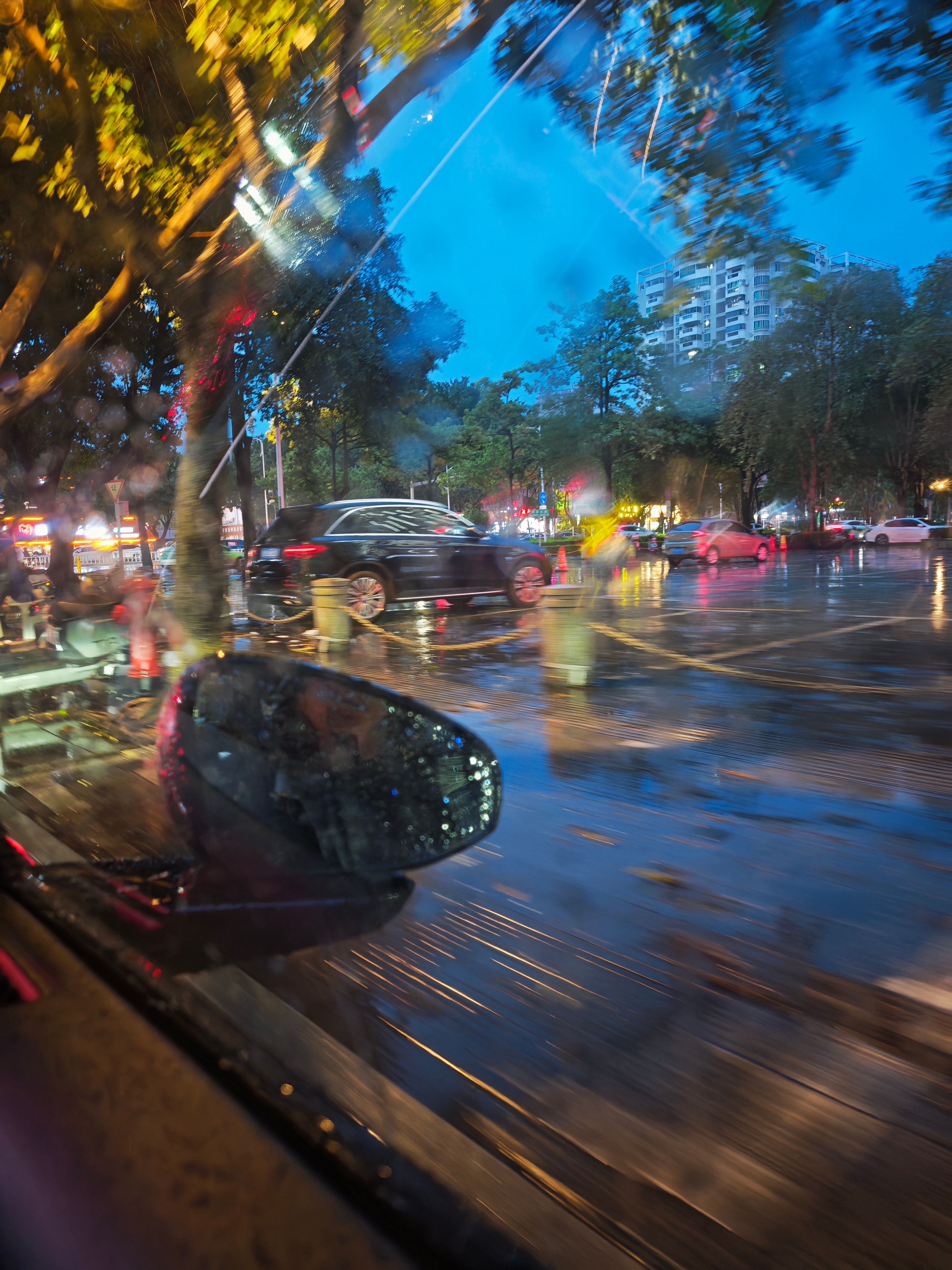 买车的欲望已经到了极致下雨天坐在车里很有氛围感，听着雨声都很治愈，如果加上氛围灯