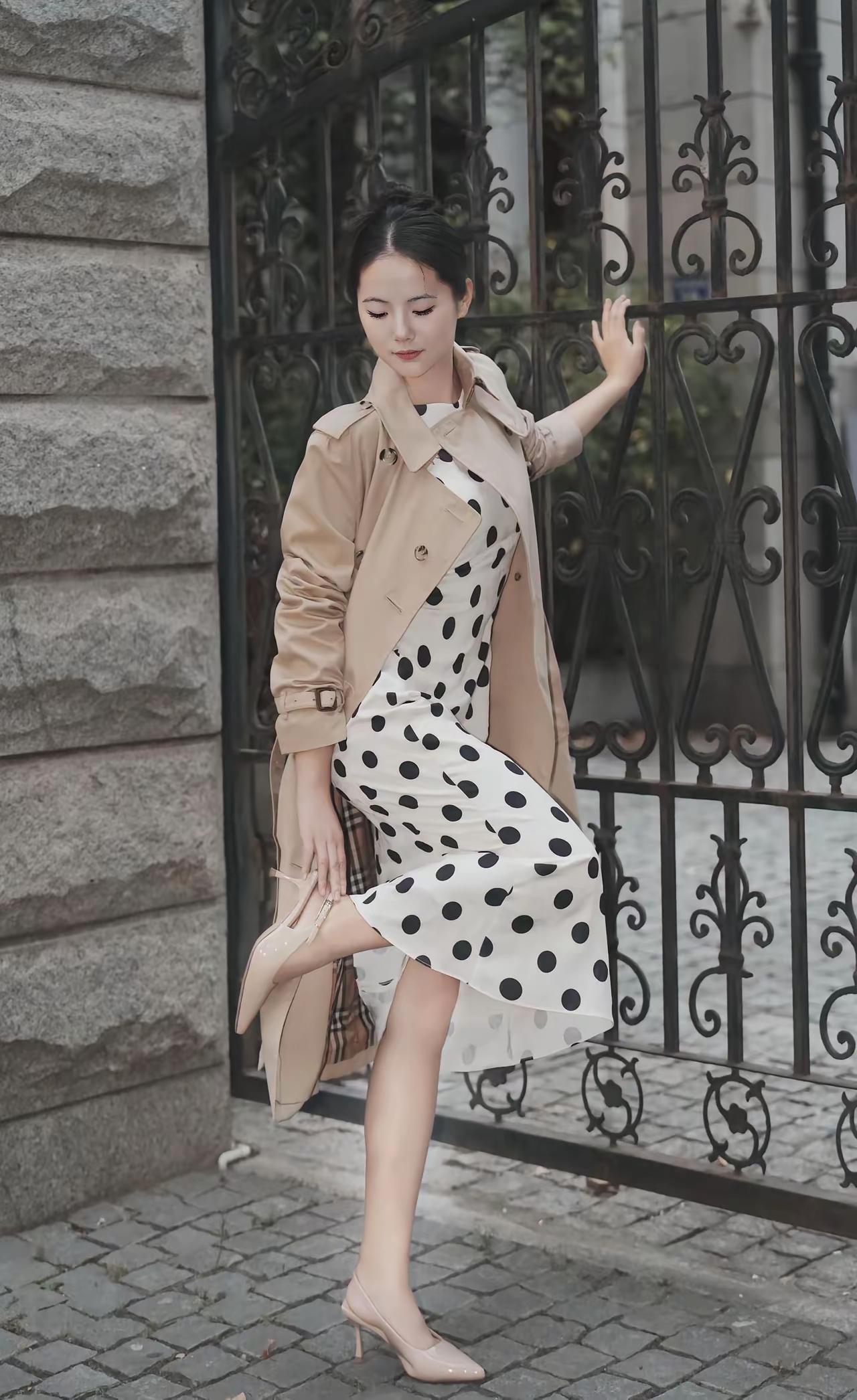 对联
上联：[作揖][作揖][作揖]；
下联：走路脚痛。