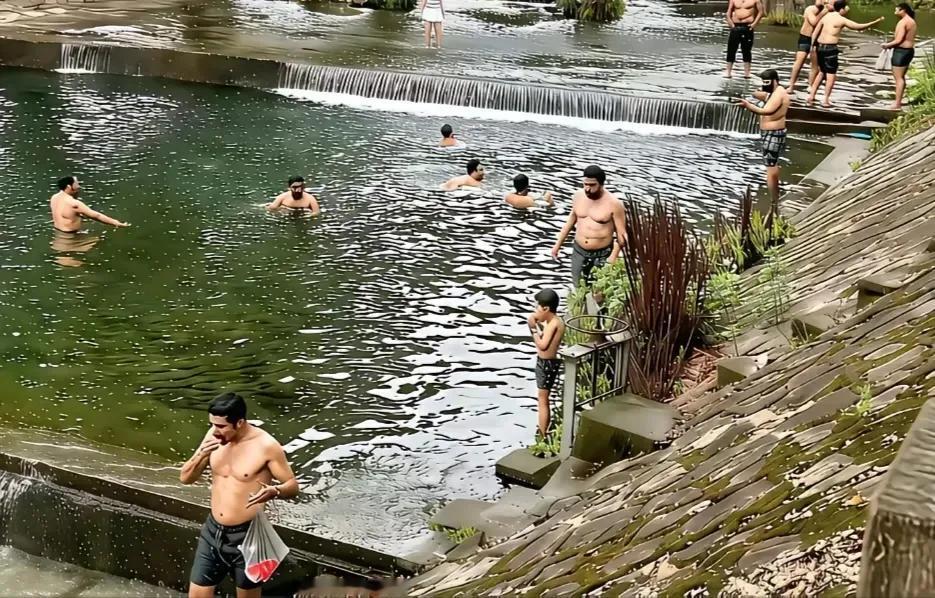 说实话，看到这个视频，心里确实挺不是滋味的。

画面里，几名外籍朋友翻过围栏，下