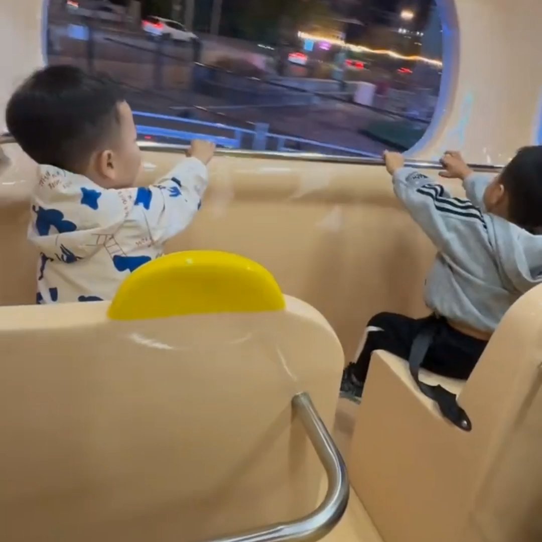 终于坐上了旋转飞翼，小时候在游乐园门口眼巴巴看着别人玩，现在终于圆梦了，坐上去的