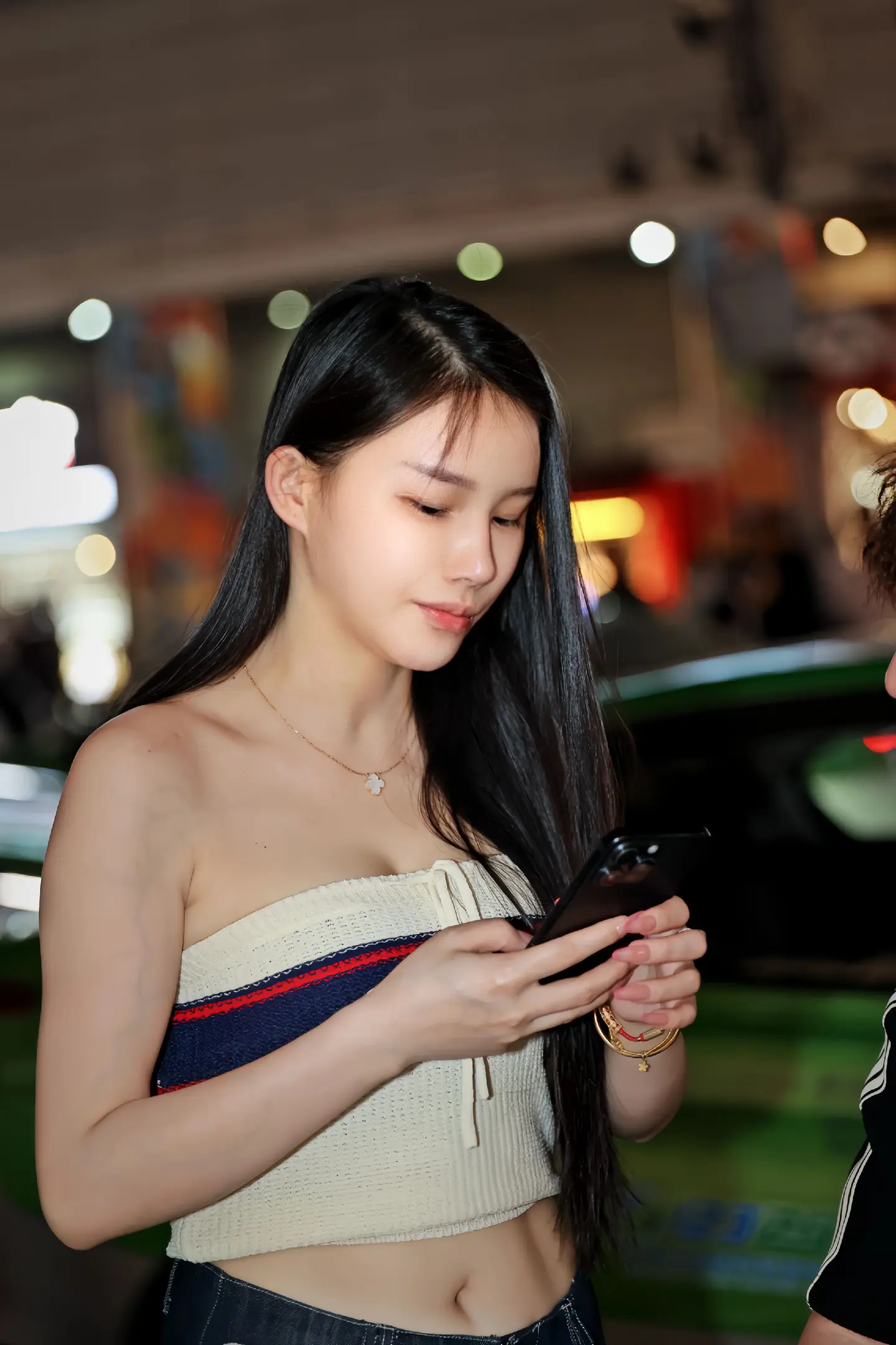 夏日街头，捕捉每一份独属于女孩的美好✨。夏日的风掠过街角，每个女孩都是...