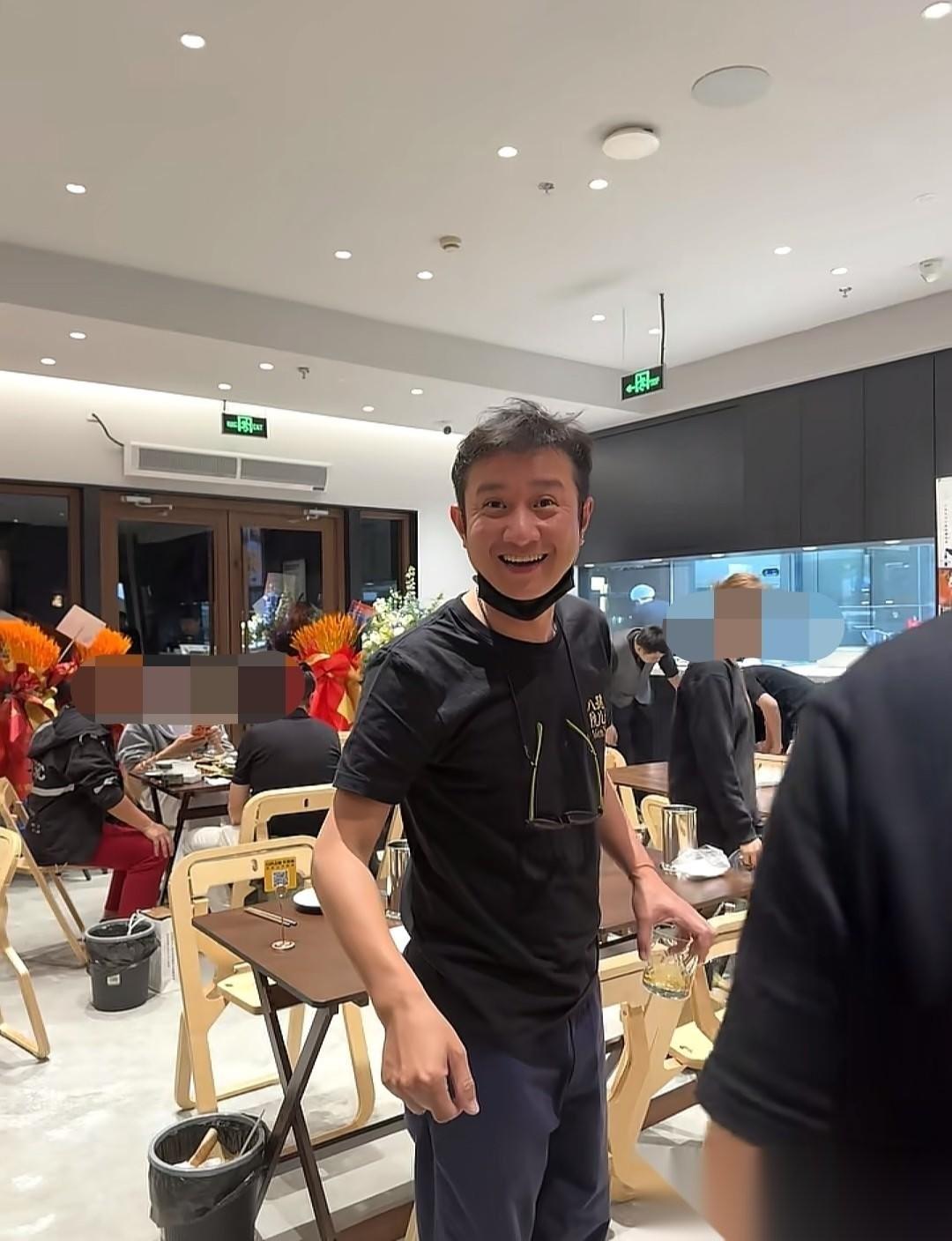 最近，有网友在北京偶遇文章！身为餐厅老板的他，面部圆润发福，脸颊肉感十足，富态感