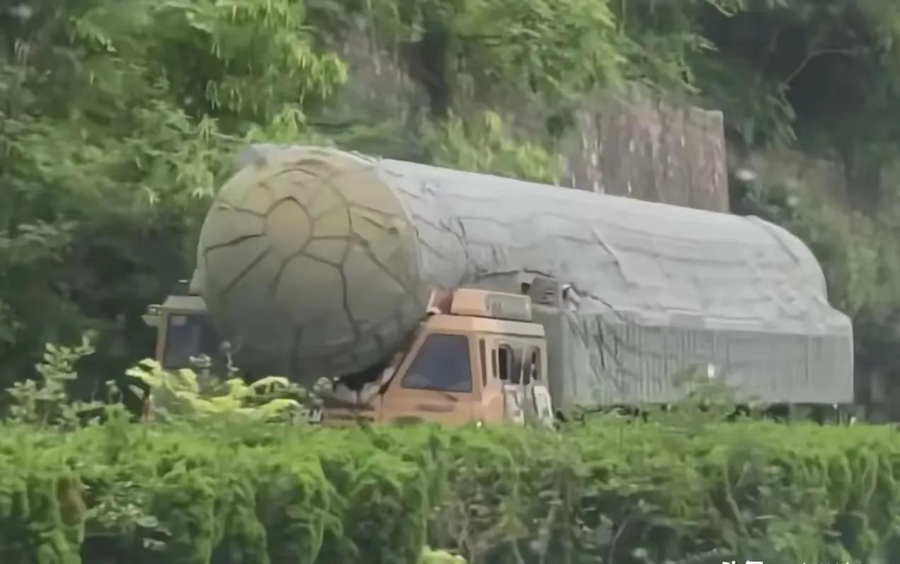 阅兵国之重器。这么大的筒，应该是升级了吧。领先俄罗斯了吧，领先俄罗斯就等于领先世