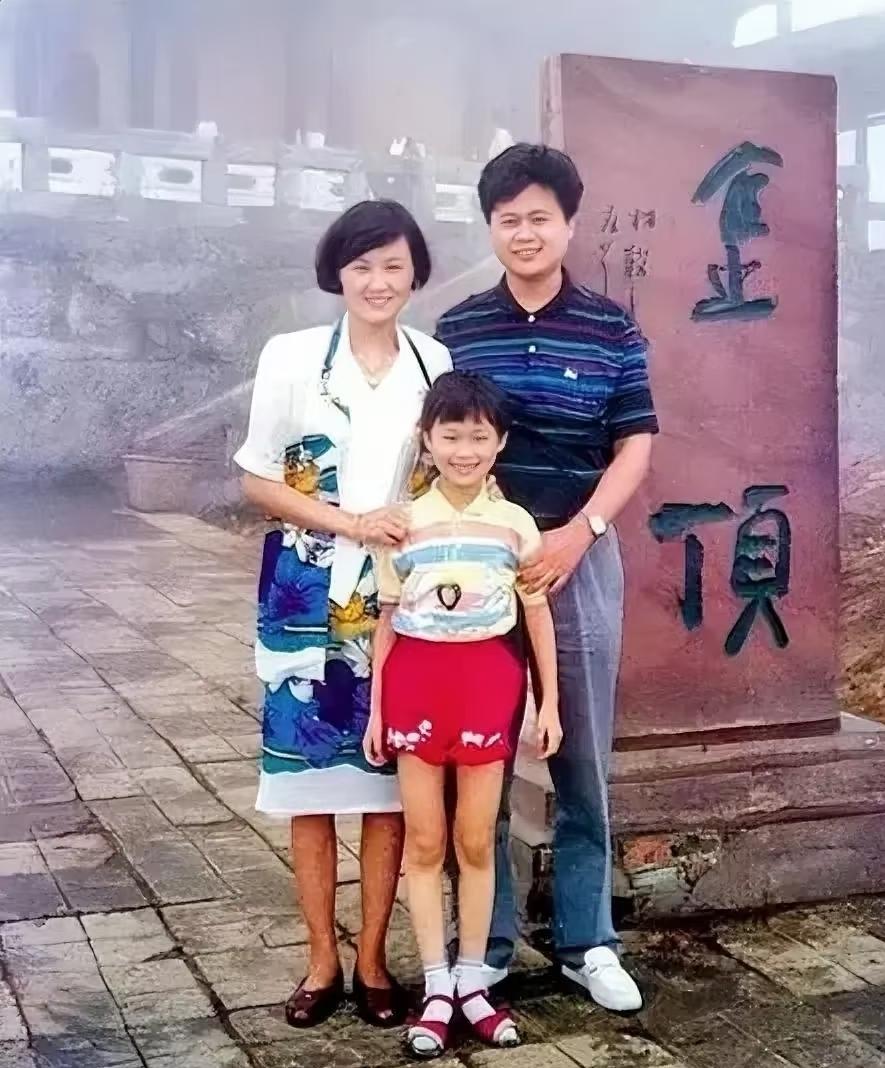 谁能想到这个清瘦的小女孩未来会成为娱乐圈的超级顶流女明星呢？没想到小的时候这么可