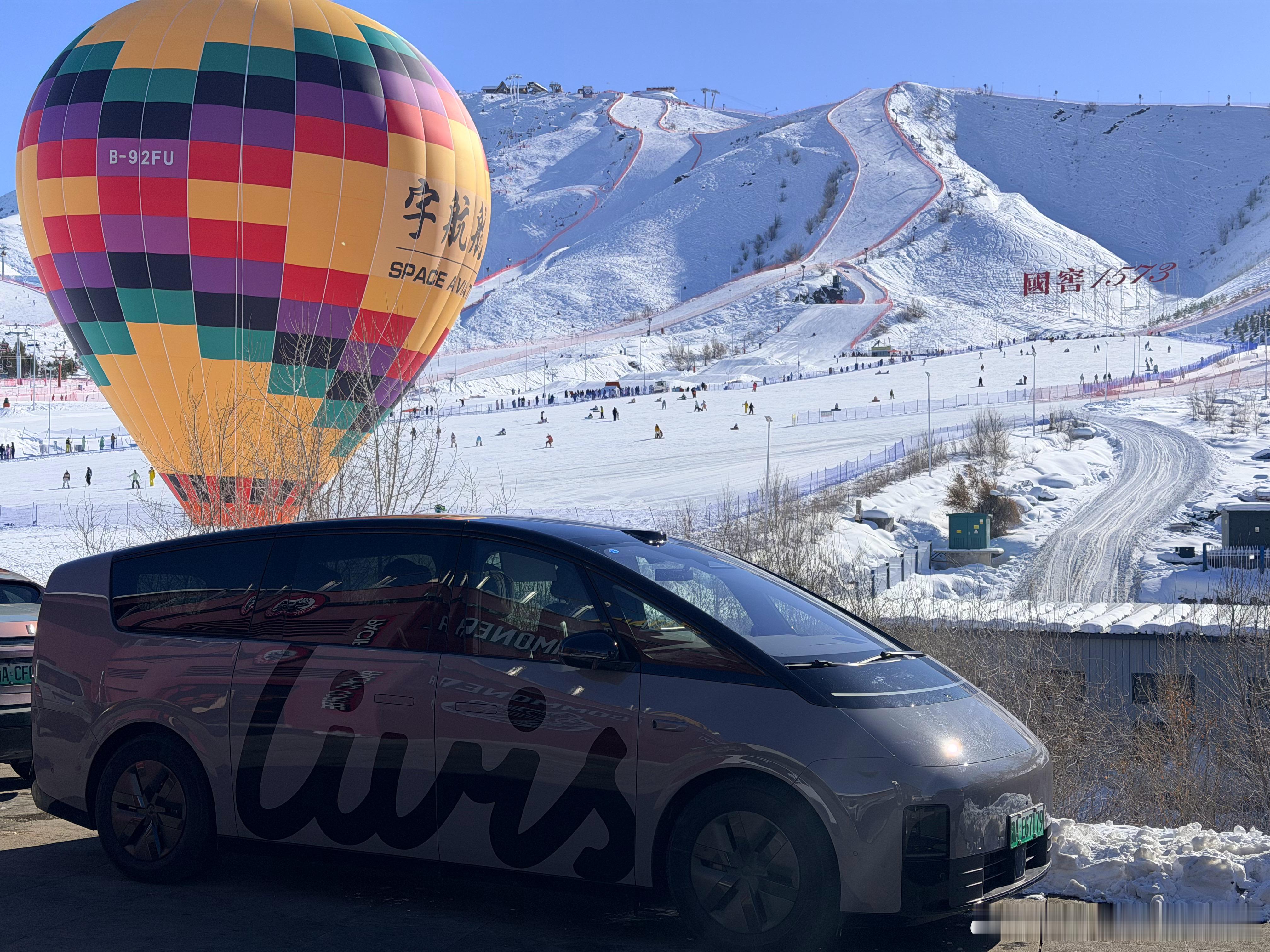 咱就说这停车位怎么样吧还好阿勒泰都是自家兄弟都不用停老远不枉我昨晚-15度去自助