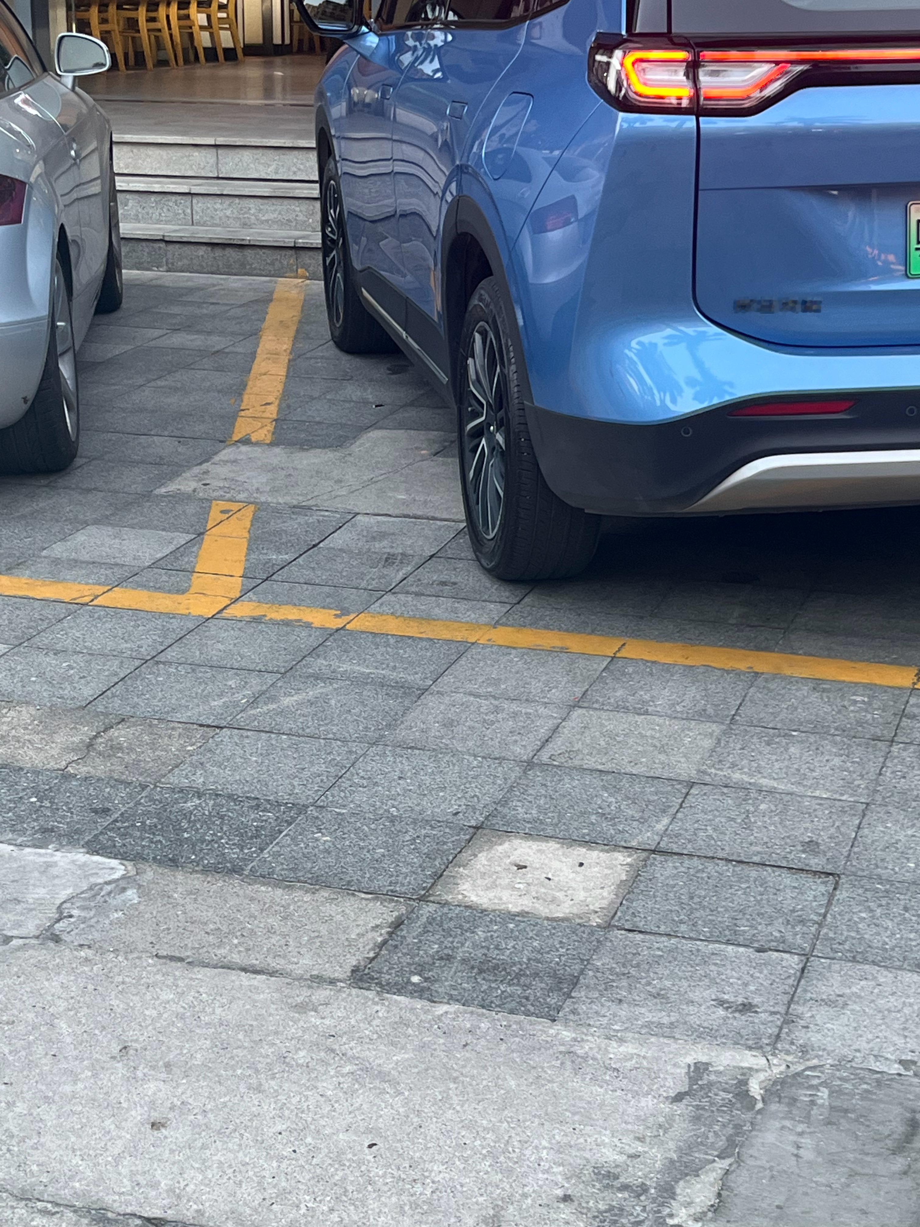 下午出去吃饭的时候遇到了一辆威马汽车。。[允悲][允悲][允悲] 这车厂倒闭了，
