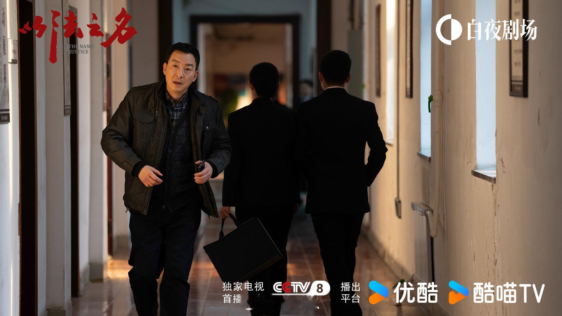 谁家坏人配这么古偶的死法 《以法之名》谢鸿飞跳崖死了，这死法也太像古偶了！他骗洪