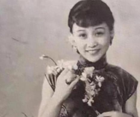 一九三六年的天津，有钱有势的人家娶亲，排场越大越体面。 
 
曹士岳的婚礼，自然