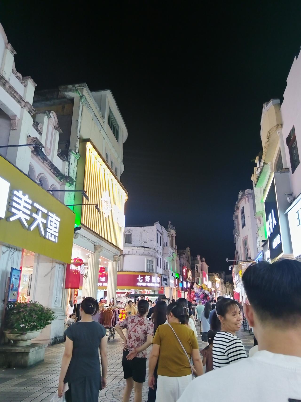 三，四线城市的广东台山，晚上步行街，人气非常兴旺！

觉得去消费买东西，比一线城