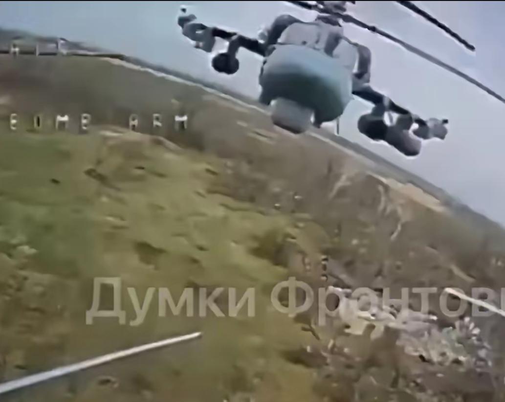 乌军一架FPV击中了一架俄军卡-52武装直升机，导致这架卡-52迫降。两名俄军飞