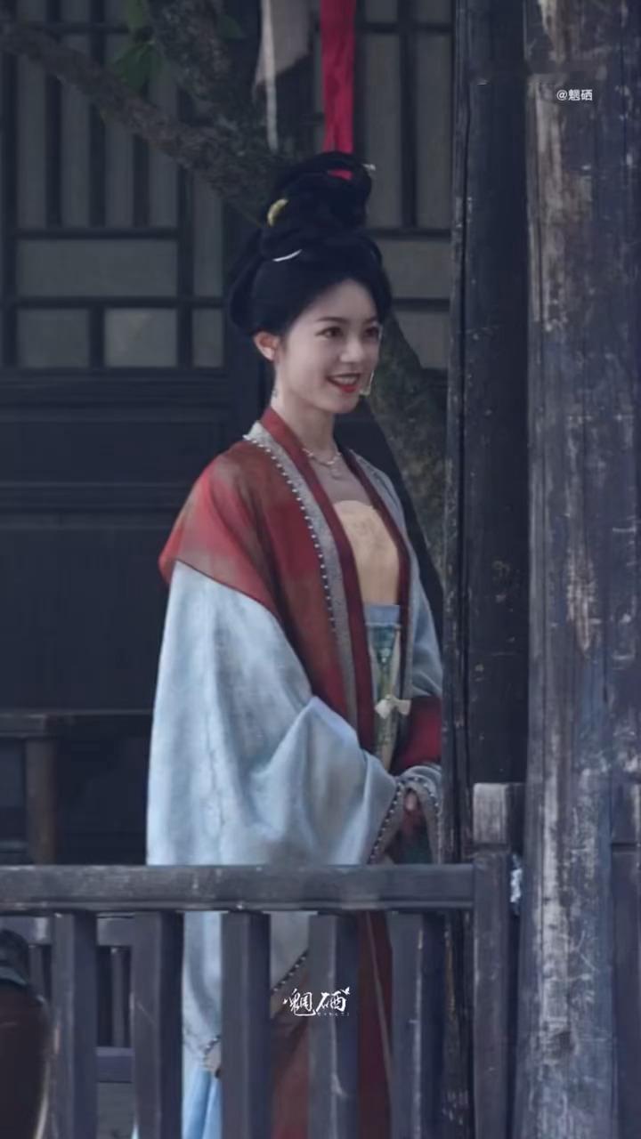 我家仕女从古画里跑出来了[拜托]我家小听雨的笑好明媚好有好有感染力，我要把全世界