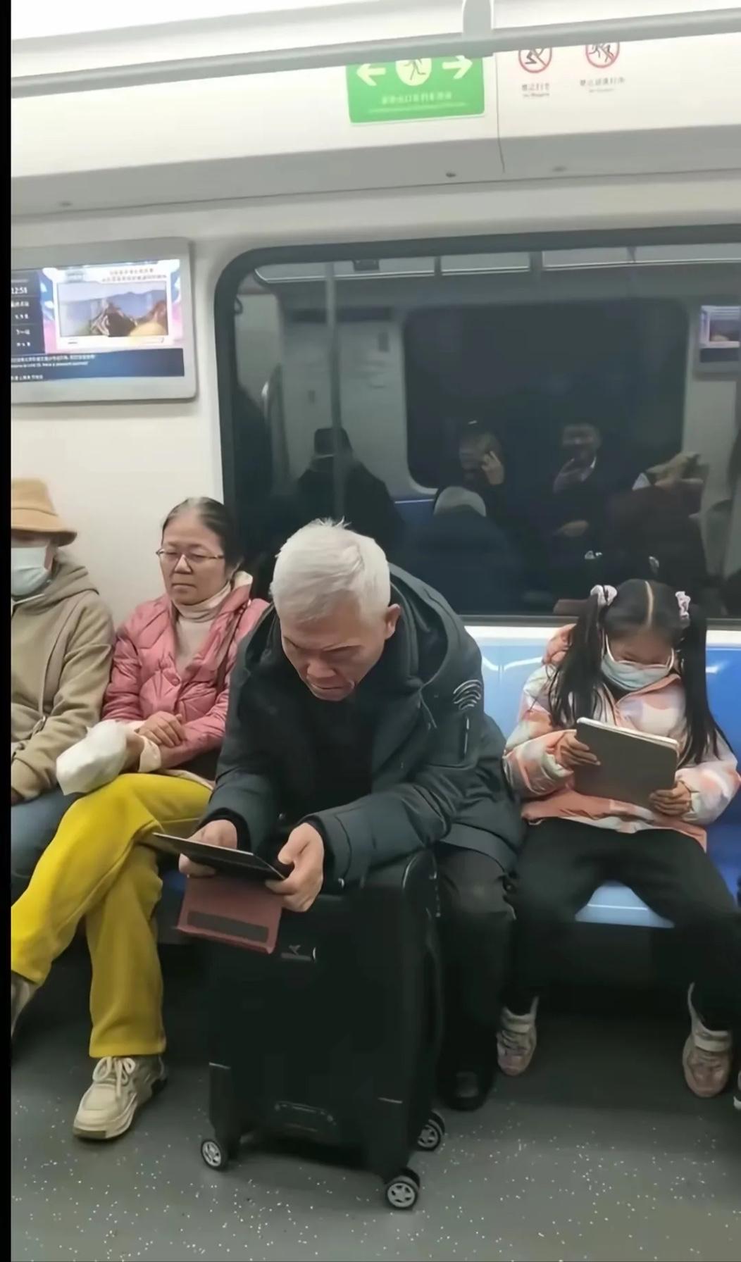 司马先生头发也白了，他现在写文章、发视频的工作也停下来，每天肯定闲着难受，可以开