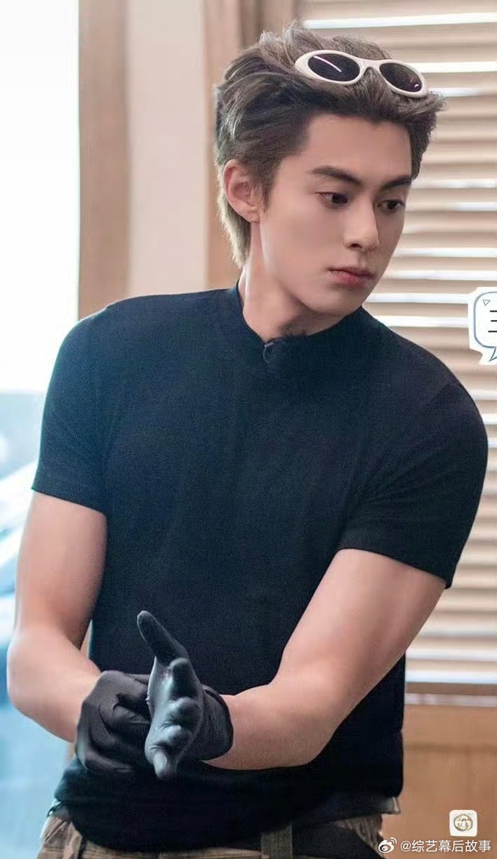 客栈显眼包徐志胜，行为逻辑全随杜飞，王鹤棣的无奈，贺峻霖秒懂！徐志胜你跟杜飞什么