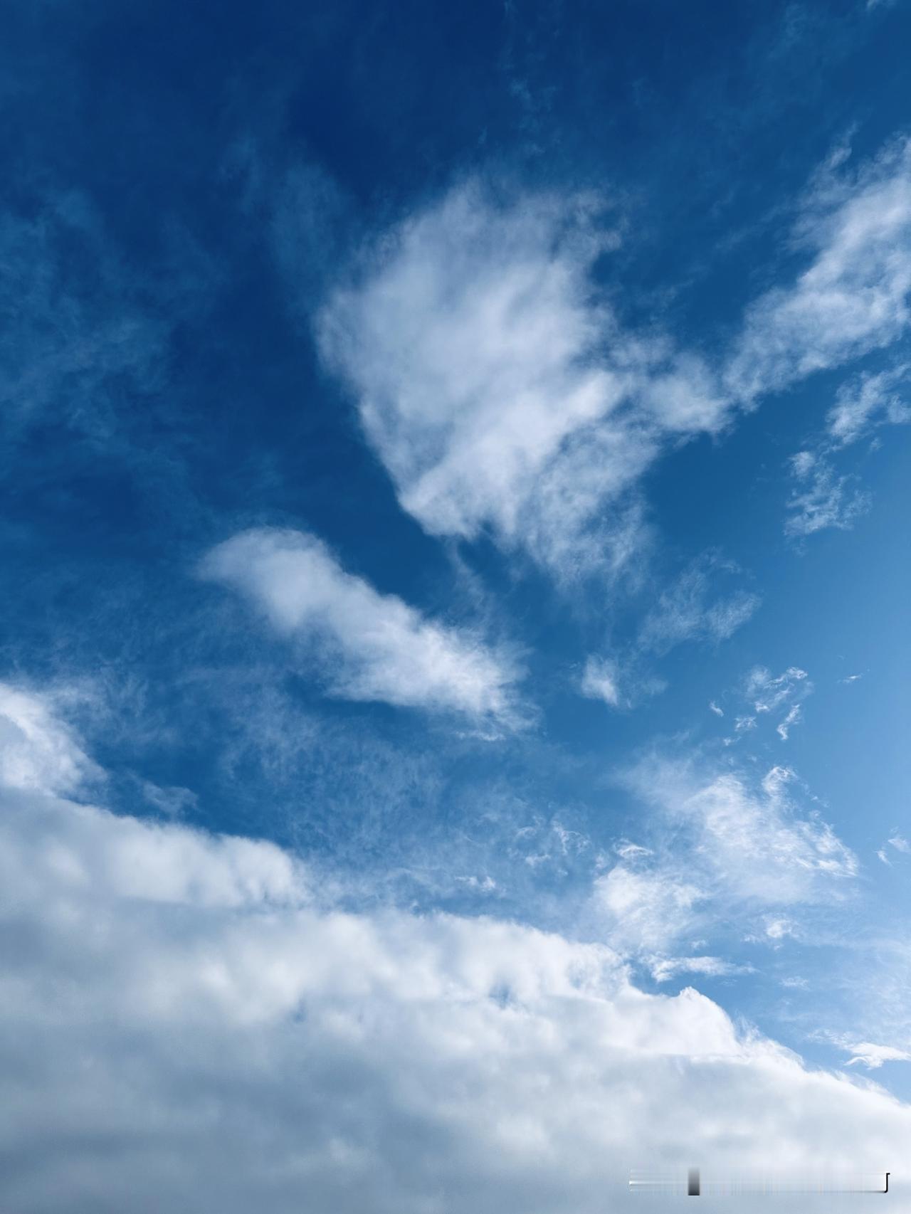 连日阴云，下午太阳终于破开一道缝隙，有点风云际会的意思。放晴那天 乌云后放晴 乌