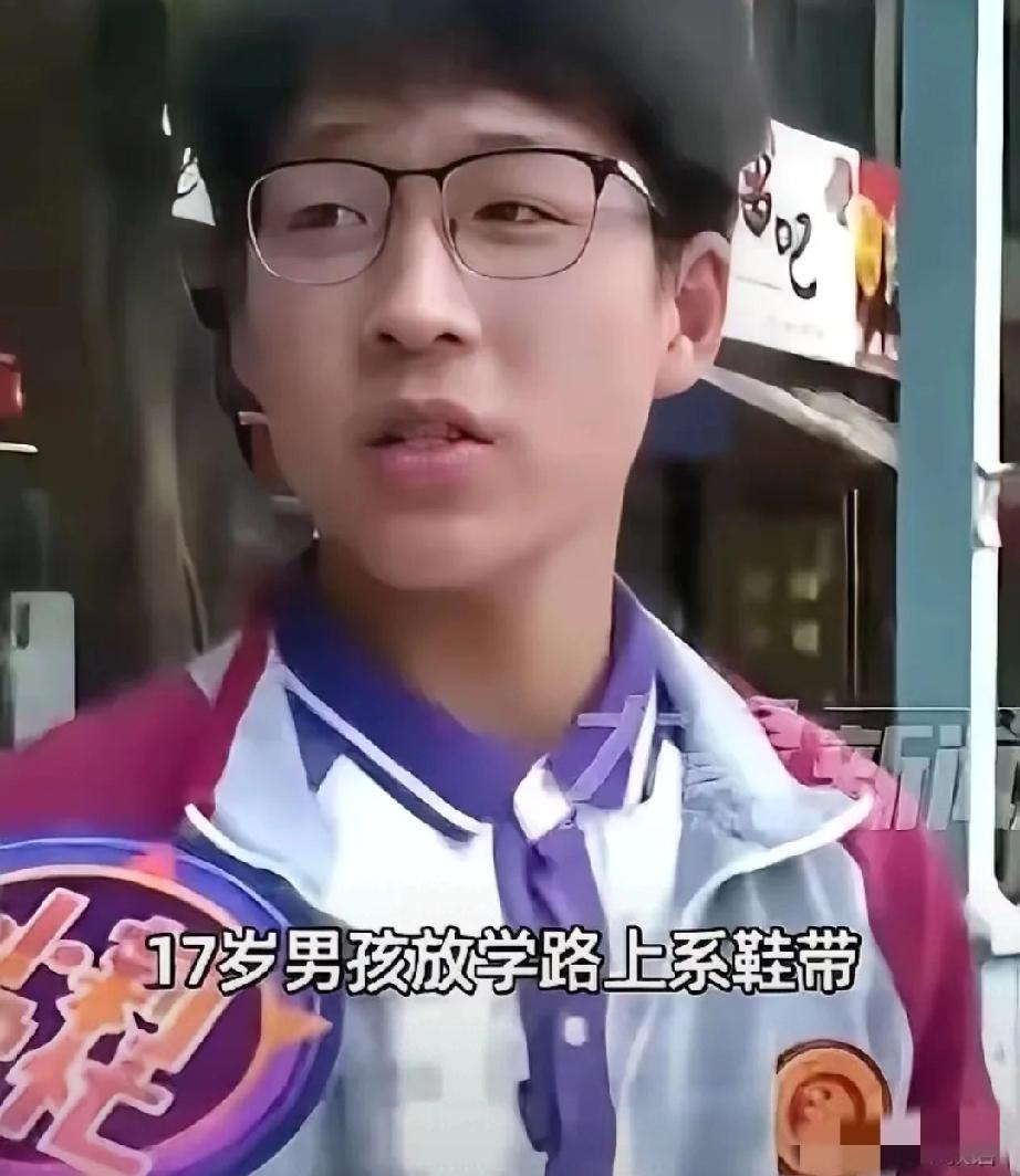 少年拾金不昧，
学校暖心出圈

5月5日，河南平顶山，17岁中学生放学途中系鞋带