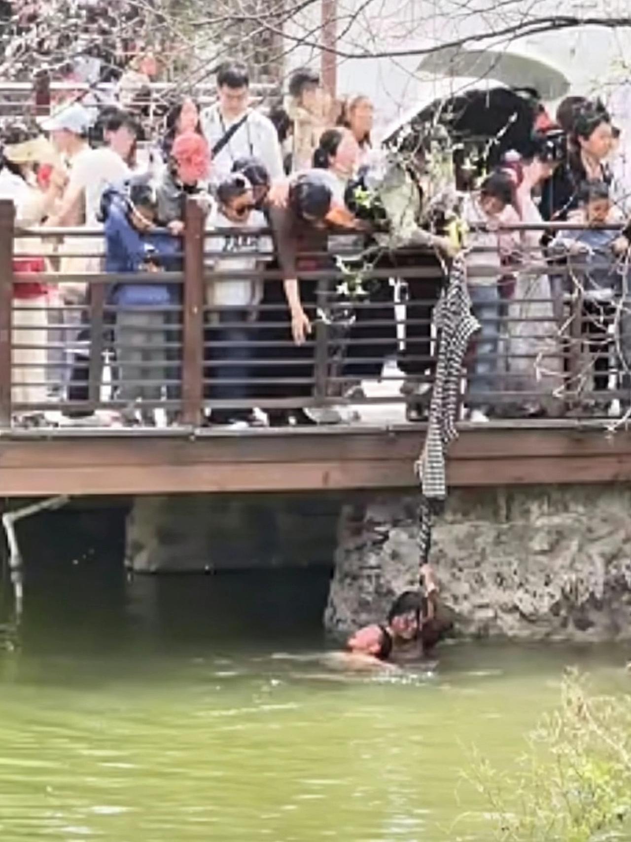 陕西西安，兴庆宫公园，4月5日下午，一位年轻妈妈带着三岁的孩子来湖边踏青，一脚踩