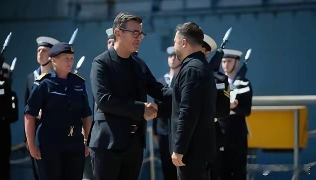英国新首相伯纳姆上台第一时间见泽连斯基。
泽连斯基现在是整个西方世界的政治正确。