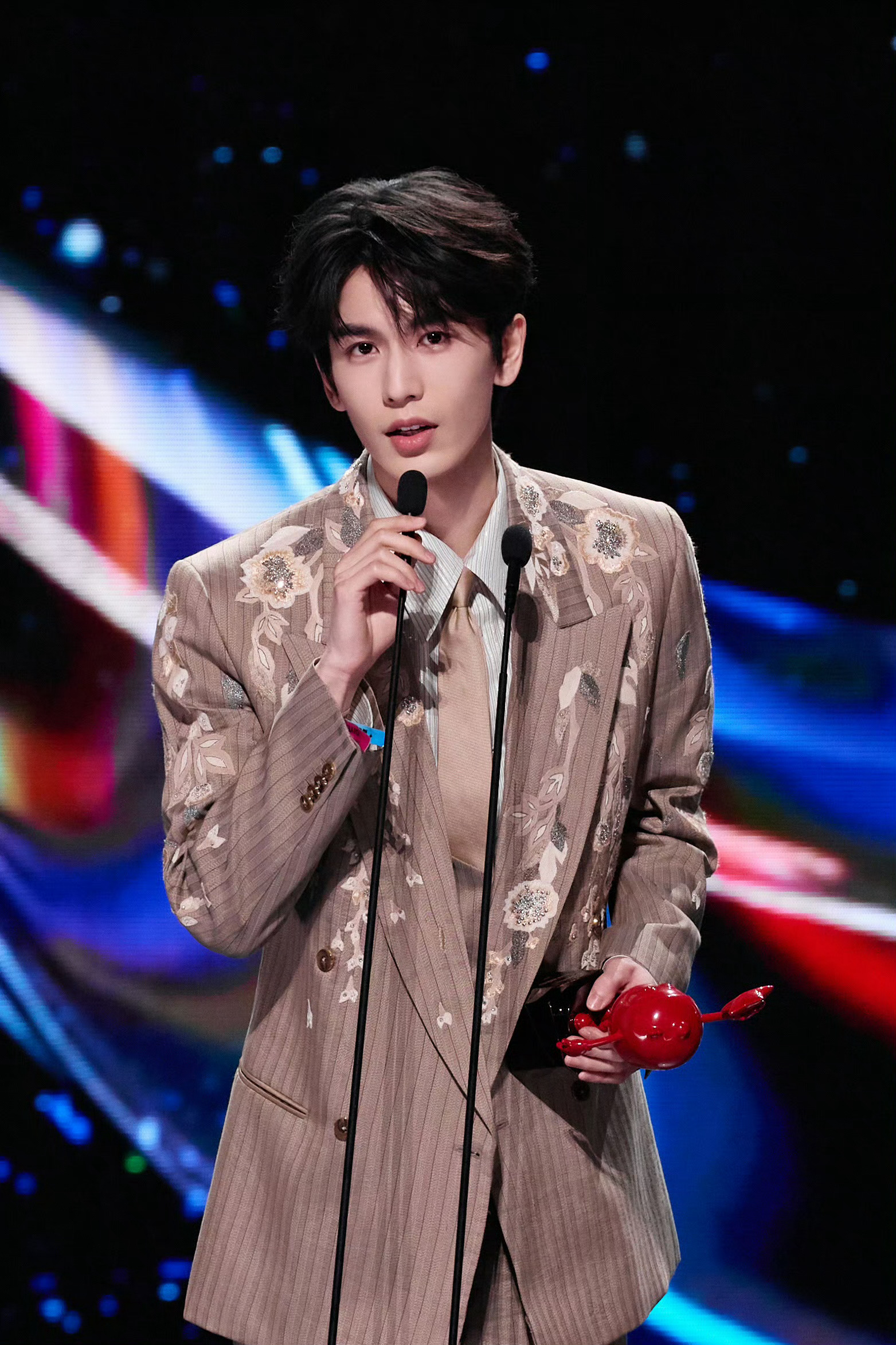 恭喜演员张凌赫 我们会越来越好的 一直走花路吧！！