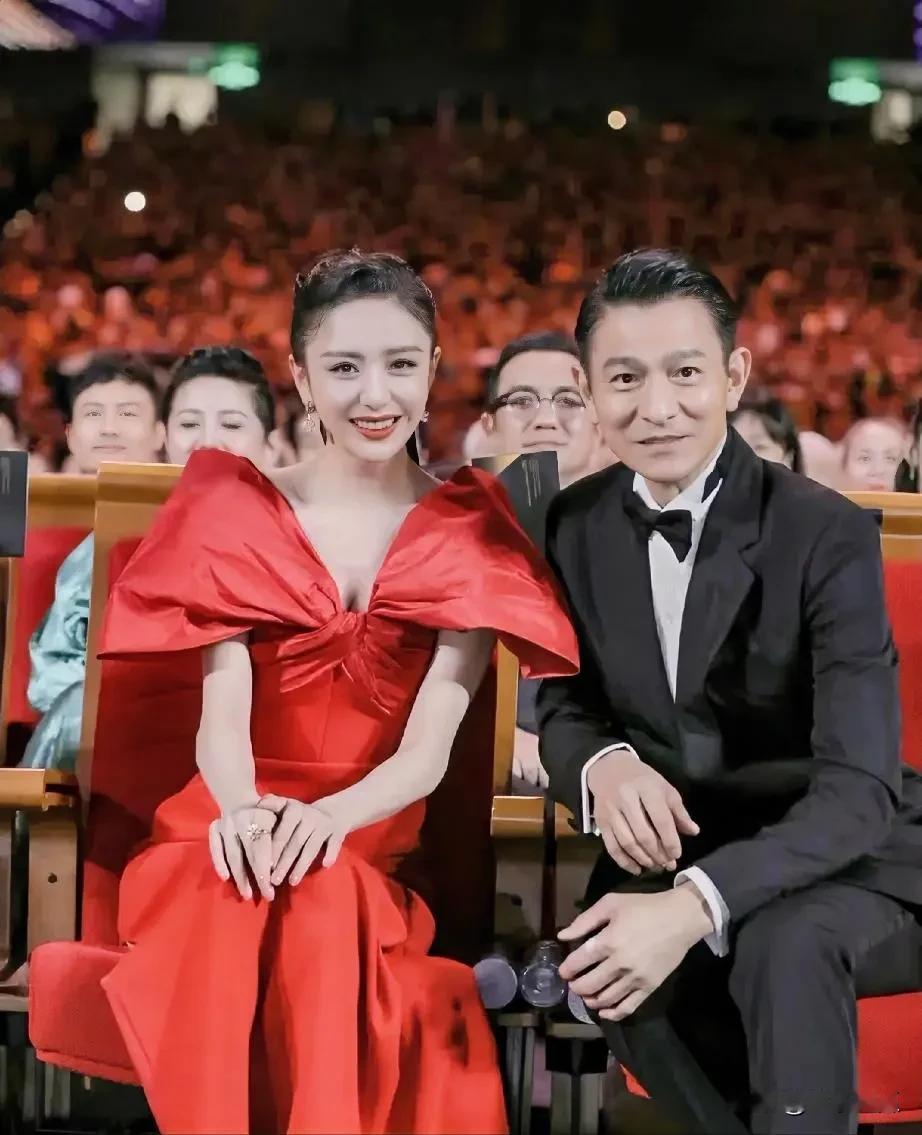 演员也追星，佟丽娅在金鹰节上成功的追星刘德华。而且实现了自己的愿望和刘德华合影留