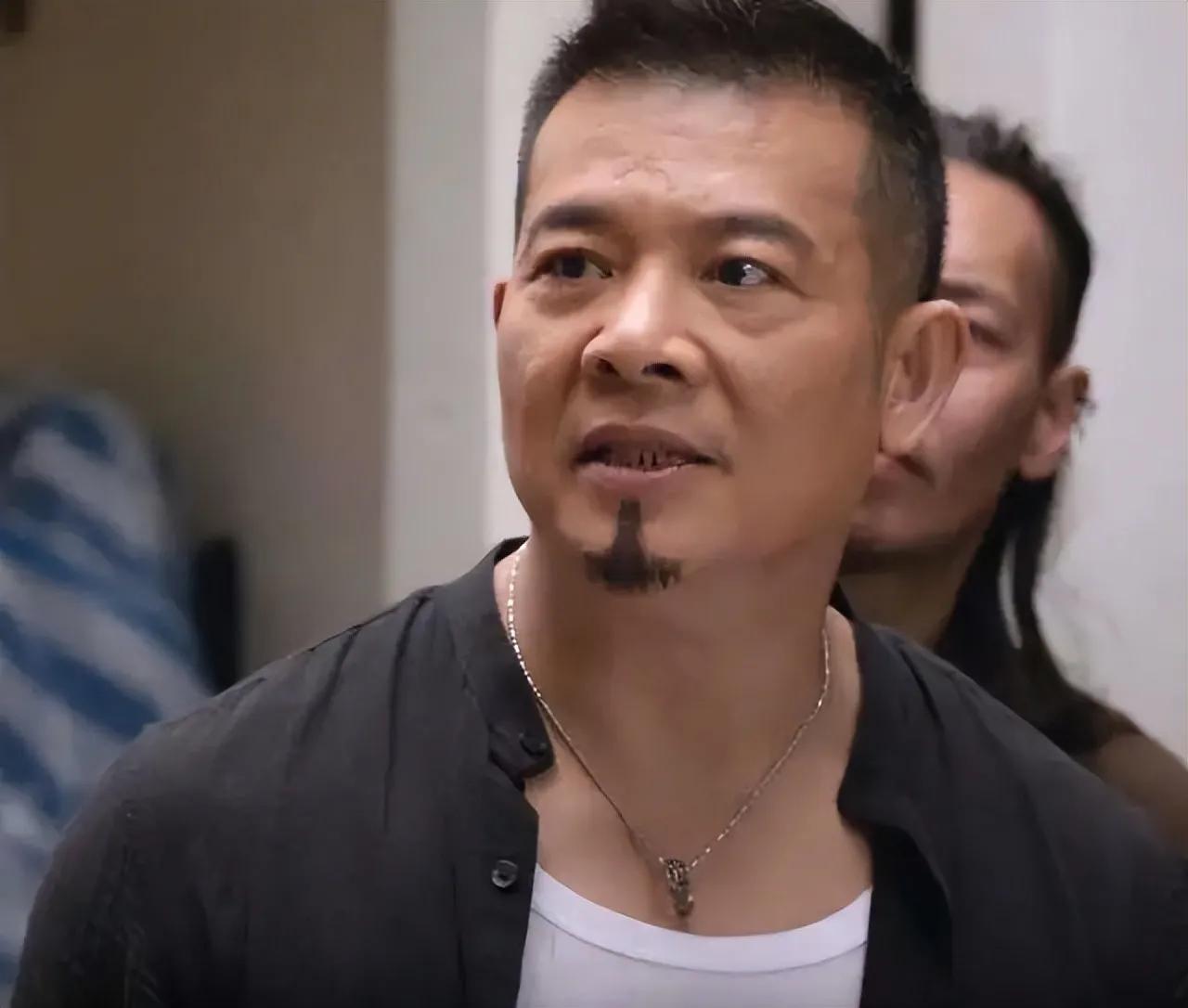 是真的！演员吴毅将真的在给何家劲当货车司机！

港片“最狠反派”黄金配角吴毅将现