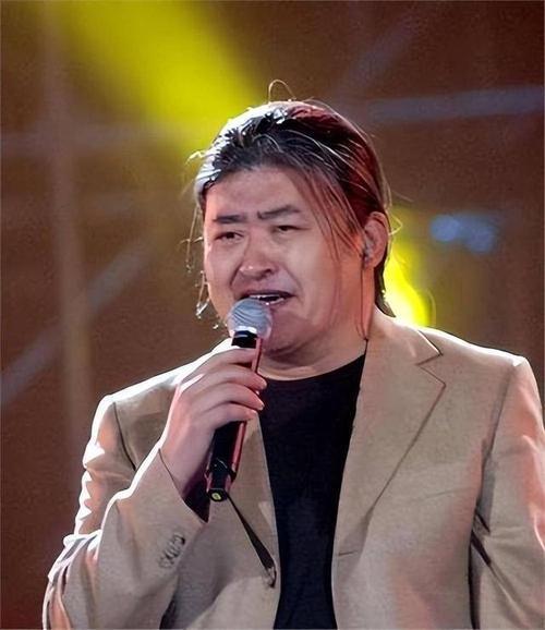2008年北京奥运开幕式的鸟巢里，刘欢站在聚光灯下开口唱出《我和你》的第一句时，