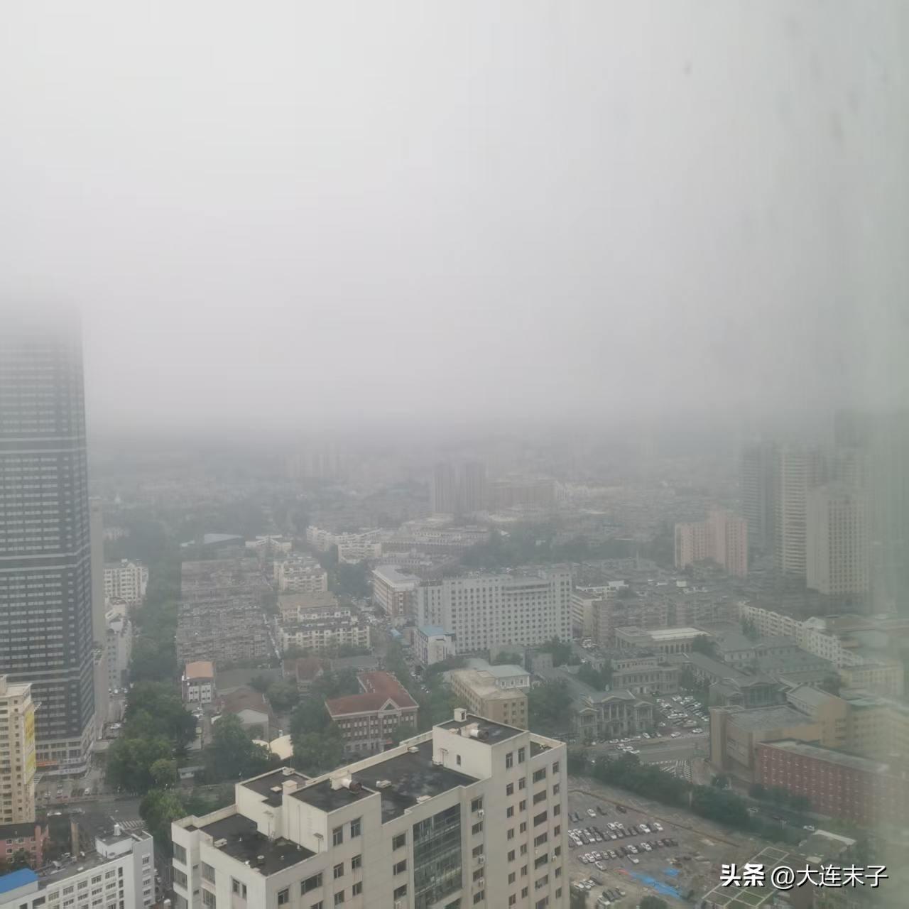 暴雨、强对流蓝色预警来了！

现在外面阴沉沉的，大风呼啸，雨若隐若现，大有山雨欲