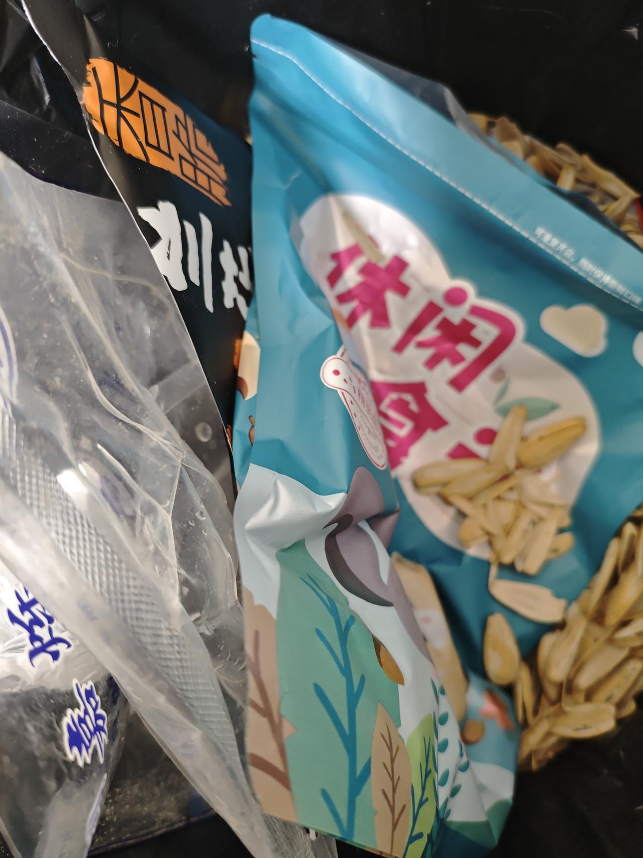 冬日生活打卡季冬天的正确打开方式：猫在被窝里，左手瓜子右手糖，修仙剧刷到爽。管它