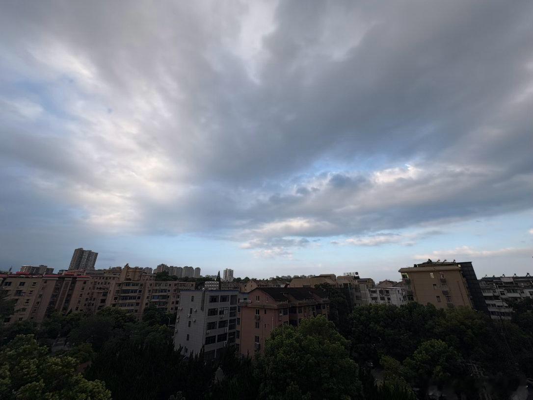 周日，咖啡热美式 喝了，早上好 晴天多云🌤️生活手记 “我开始认为跑步并非人生