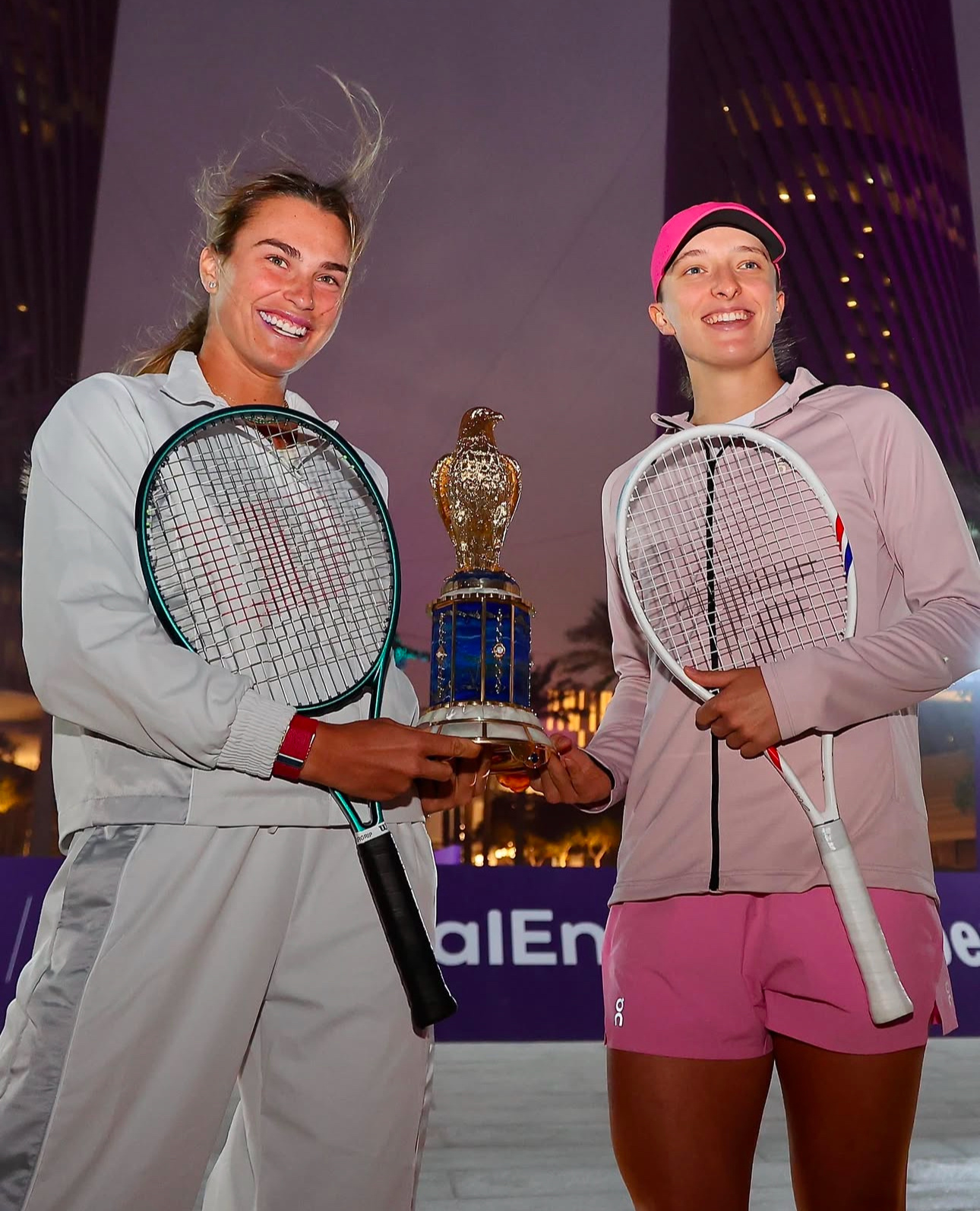 年度第一项WTA1000赛，让世界排名前二位的萨巴伦卡和斯维亚泰克一起来做预热活